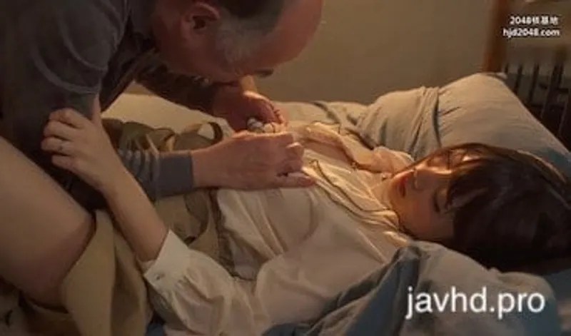 Anh xã đi vắng người vợ bị lão già nhà sát bên hiếp suzu harumiya